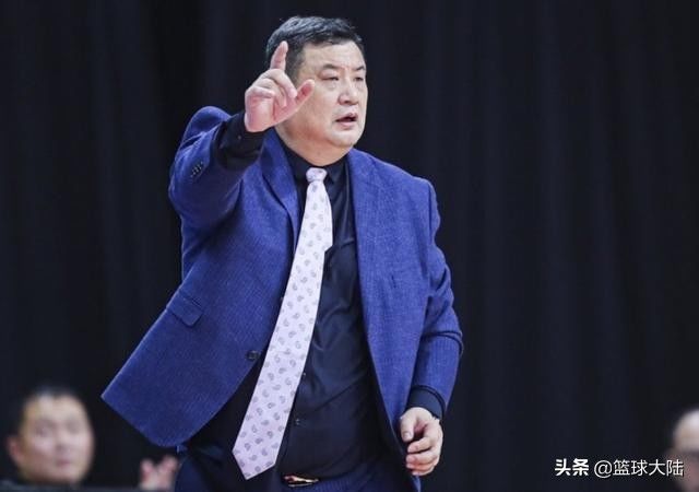 贾诚|山东男篮被迫进行阵容调整！徐长锁遇到新挑战，两位老臣临危受命