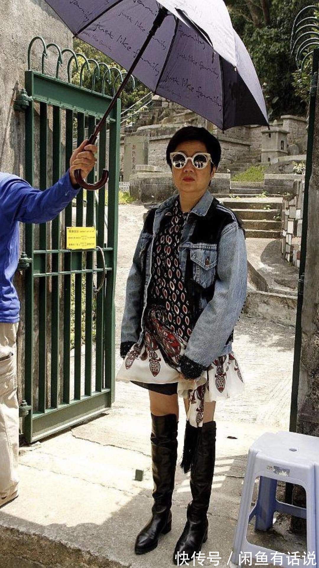 印花|赌王四太不服老,穿那么花的“睡衣”就出门,大红大绿还挺显年轻