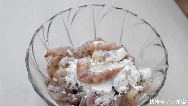 清洗干净|葱爆虾仁没香味?把握3个小技巧,味道鲜美,色泽红亮