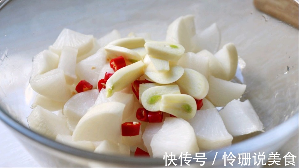 白萝卜新吃法,腌制成爽口小菜,酸辣开胃很好吃!