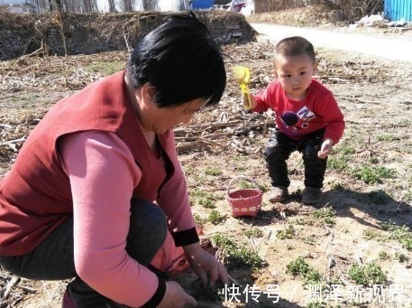 奶奶|45岁奶奶和45岁妈妈，在小区都是带娃，差距不是一般的大