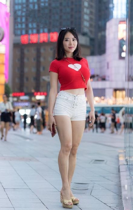 街拍：肤白似雪的小姐姐，美的光彩耀人让人惊艳