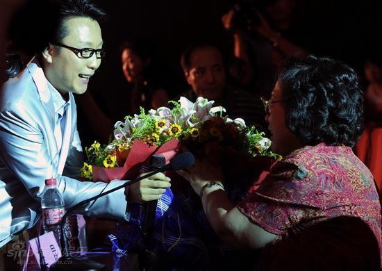 歌舞廳|從乞丐變身“貴妃”,一夜爆紅的國家一級演員,如今突然銷聲匿跡