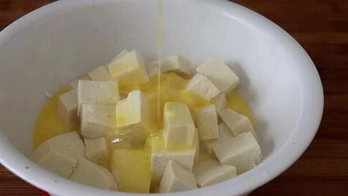 豆腐里打2个鸡蛋，居然这么好吃，年夜饭上桌连汤汁都不剩