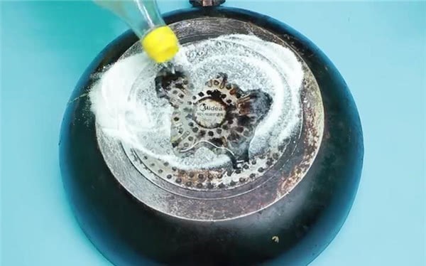 百洁布|原来清洗锅底黑垢这么简单,不用一滴水,轻轻一擦洁净如新,省事