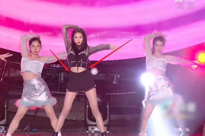 关晓彤演唱会唱跳实力惊艳，大长腿太吸睛，“腰精”实锤了