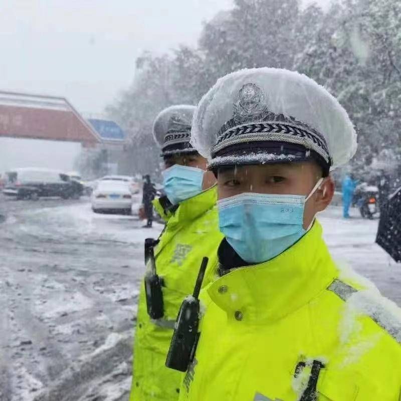 济南|大雪中，济南交警这些守护的身影真美