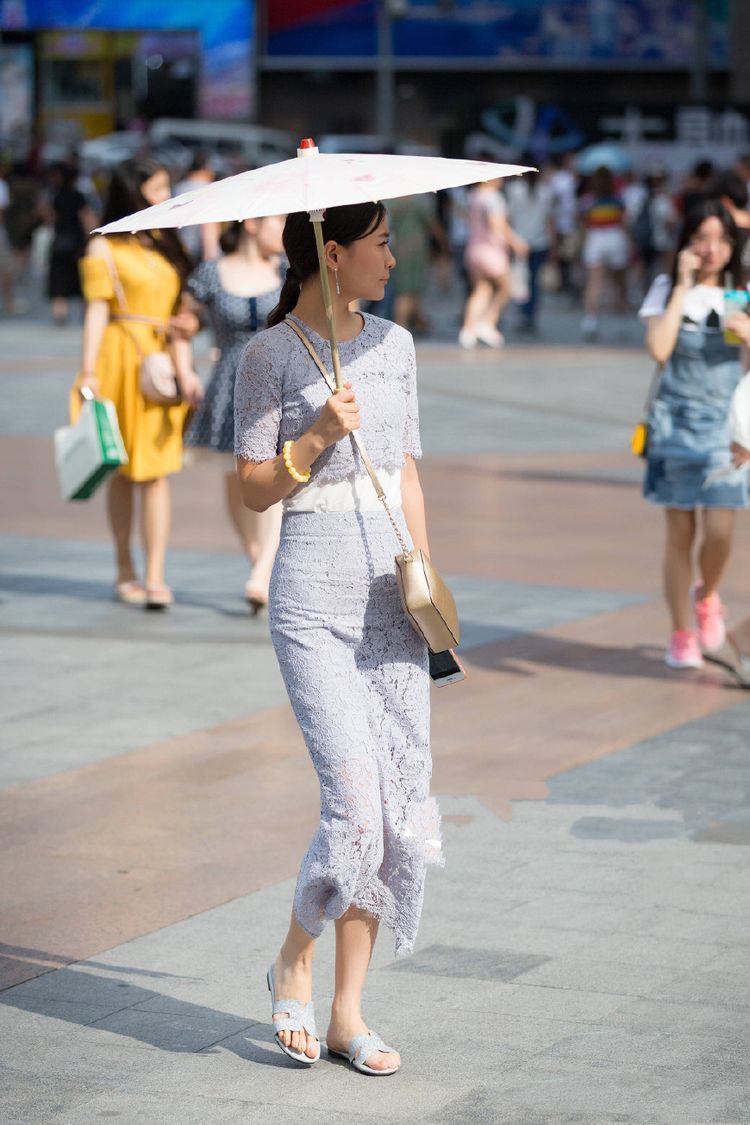 街拍:拥有大长腿和小蛮腰的小姐姐,笑容甜美,有没有甜到你呢?