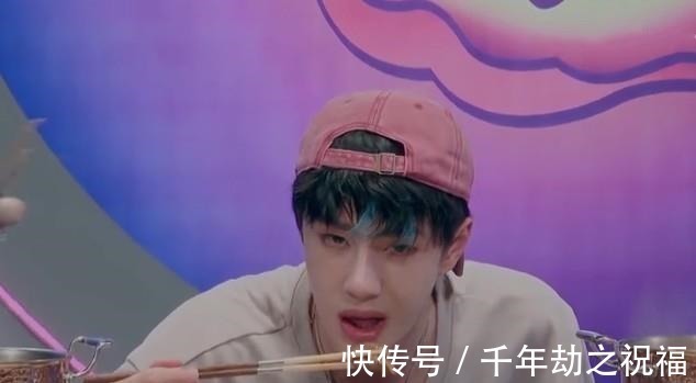 王一博吃火锅导致脱妆,看到他素颜的样子,原来23岁的脸长这样