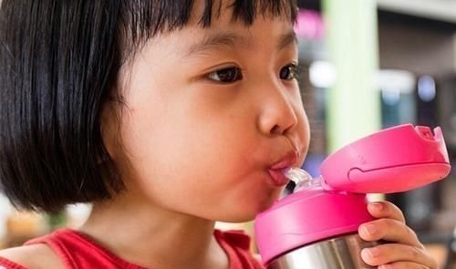 三无产品|保温杯成夺命杯,倒出的热水变毒水,家长速查家里有的赶紧丢掉