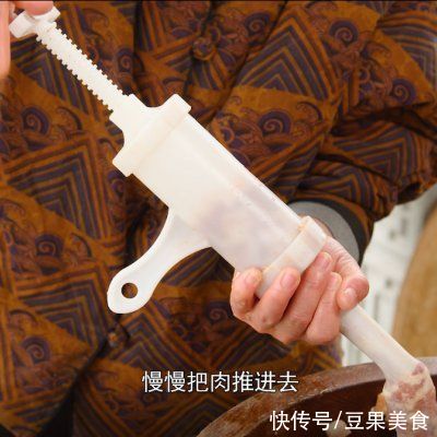  年货腊肠做法来了，日晒5天烟熏半个月，最后焖饭吃太香了