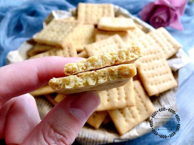 玉米面别再煮粥了,这么做比锅巴脆,比蛋糕香,减肥期吃正合适