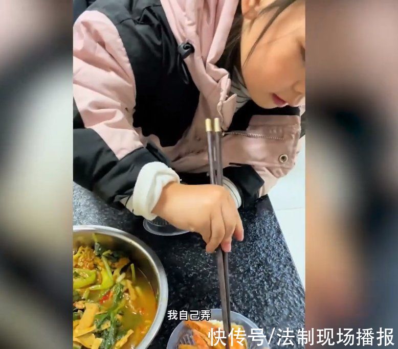 流水席|女孩吃完流水席后，给爸爸带回排骨和虾:如果我尴尬，你不就吃不上了吗?