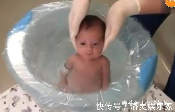宝宝|将刚出生的宝宝放入水中，他还以为在羊水里，接下来的举动太萌了