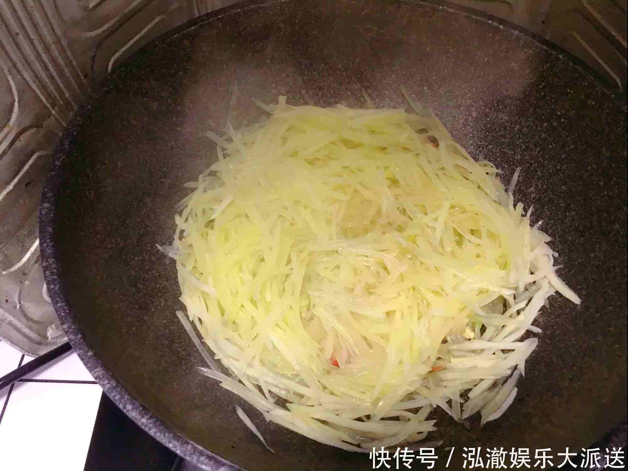  学会|大厨教你炒土豆丝，学会这1个小技巧，做的比饭店的还香！
