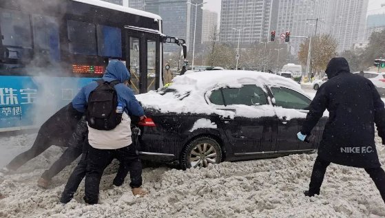 零成本|雪地靠喊找手机、阳台切＂豆腐＂、徒手敲车窗…东北这场罕见暴雪惊了网友