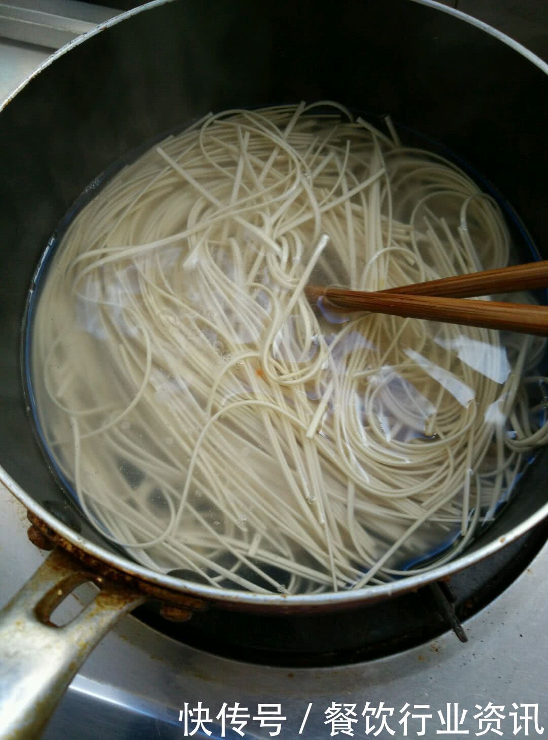 解馋|秒杀某师傅的红烧牛肉面,“他”来了,家里日常解馋必备!