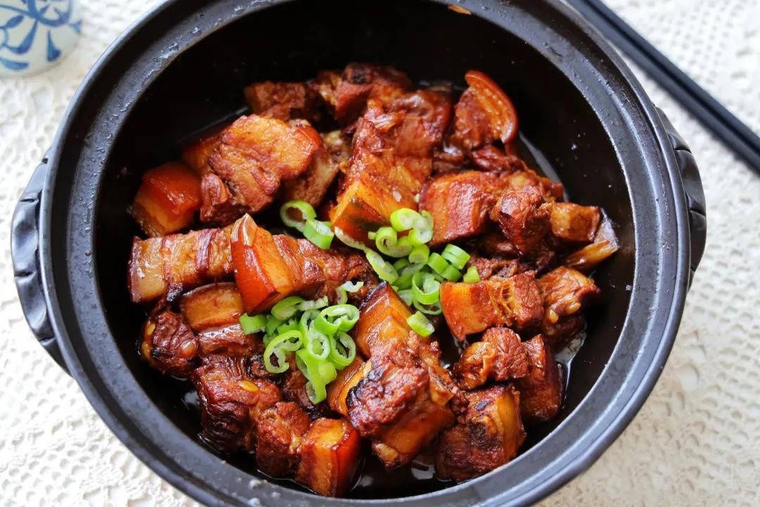 小雪将至，焖上一锅砂锅红烧肉，做法简单，肉嫩味浓真馋人