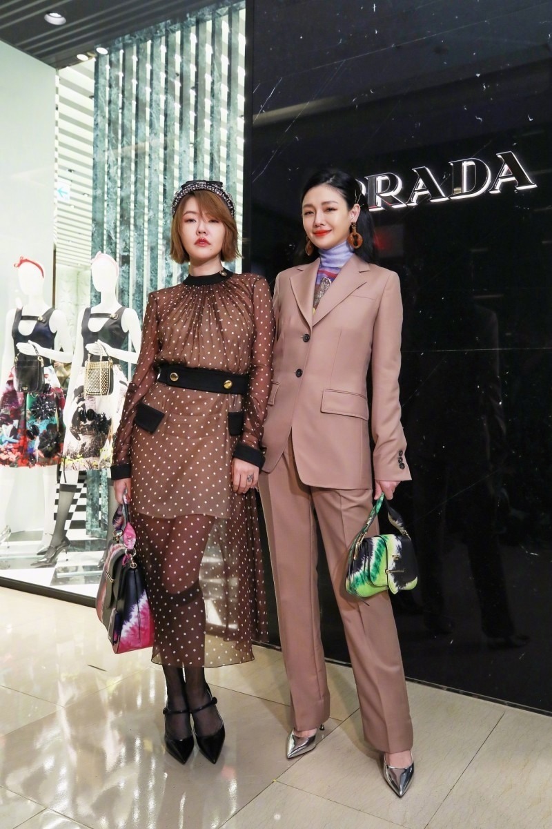 大S又美出圈了,穿着牛仔外套搭配休闲裤随性简约,难掩高级感!