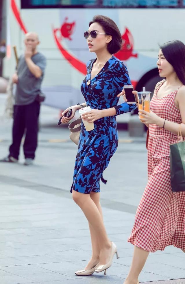 小姐姐 脚上搭配上一双一字带的高跟凉鞋,让她看上去有一种女神般的气息