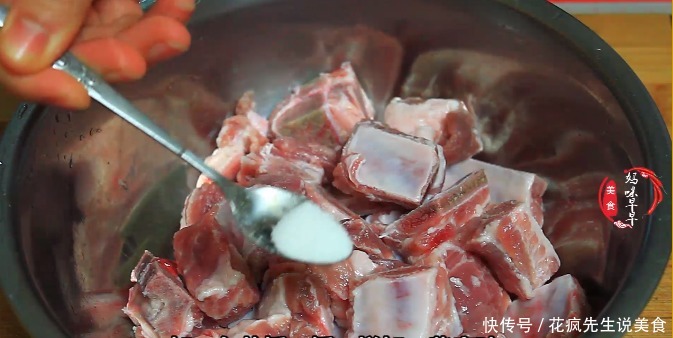 这才是糖醋排骨最香的做法,学会这招,肉嫩不柴,香而不腻,解馋