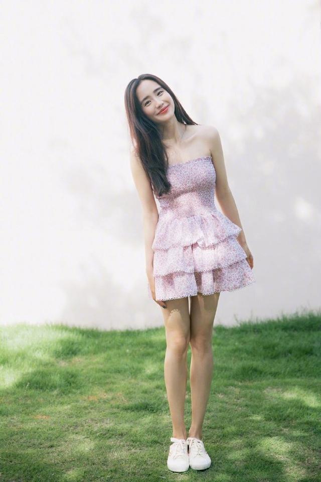 王智|王智真乃“人间尤物”, 穿抹胸碎花裙美回“秋雅”, 谁看了不心动