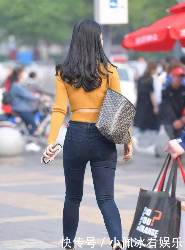 时尚|冬日暖阳!女孩的穿搭真时尚,笑容更美更自信,身材也不错哦