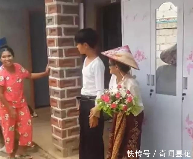  倒地|老人参加侄女婚礼打扮时尚引众人围观拍照，却乐极生悲倒地身亡