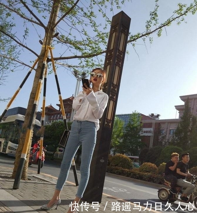 身材好的妹子,乱选角度都很美,这条牛仔裤也显了神韵!