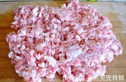 肉馅|炸肉丸怎么做才外酥里嫩？牢记“2放2不放”，肉丸炸好又酥又香