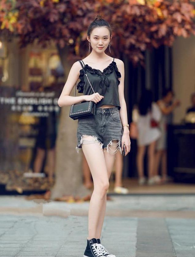  秀色可餐|街拍：秀色可餐的美女，一件白色背心配浅色短裤，青春活力气息