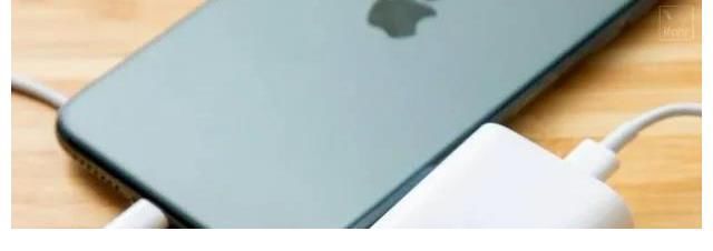 充电器|iPhone13被央视点名！苹果“遮羞布”被揭开，网友：要向小米学习