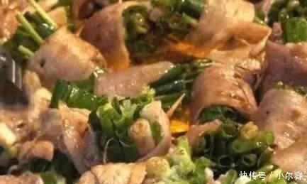 哄抢|下岗夫妻在街头卖小吃,出摊就被哄抢,10元一斤月入过万