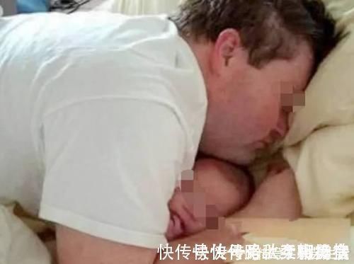 宝宝|爸爸陪娃睡觉,醒后发现娃不见了,吓坏了赶紧找,结果自己都乐了
