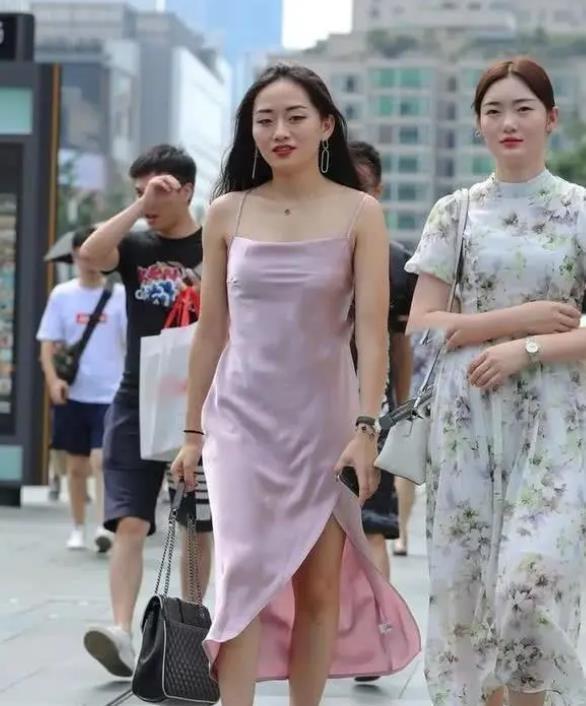 街拍般般入画的美女，一条灰色的连衣裙，时尚达人气质