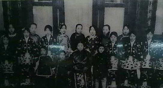 丫环|把二姨太的两个丫环一起收了,主仆三人怎么排序,袁世凯我有办法