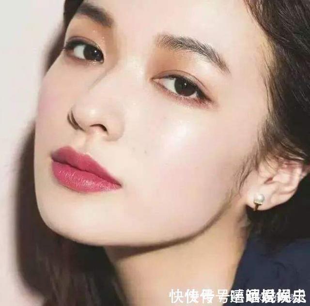 唇膜 “长期涂口红”和“不涂口红”嘴唇,有3大区别,看完还化妆吗