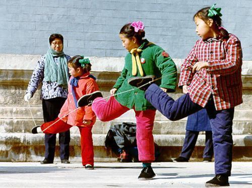 孩子|十张讽刺插图,揭示孩子现代童年和过去童年区别,家长看完会沉默