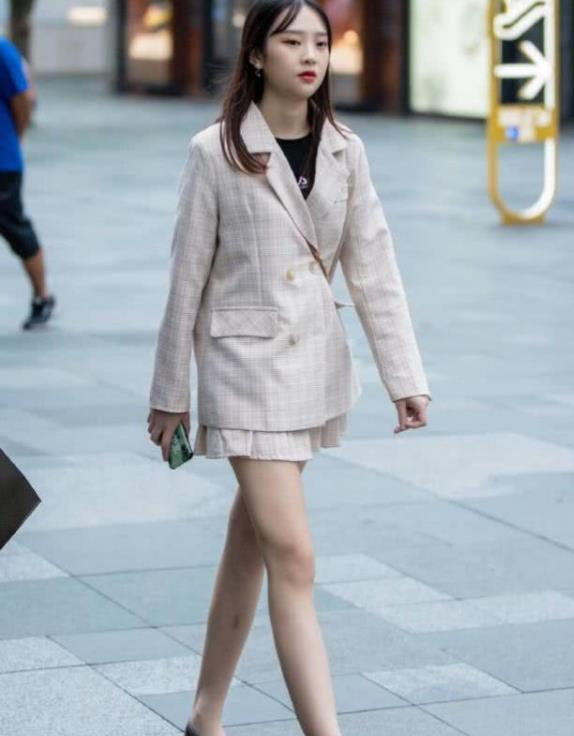 细长|街拍:双腿细长的小姐姐,长相真清纯,很有女人味