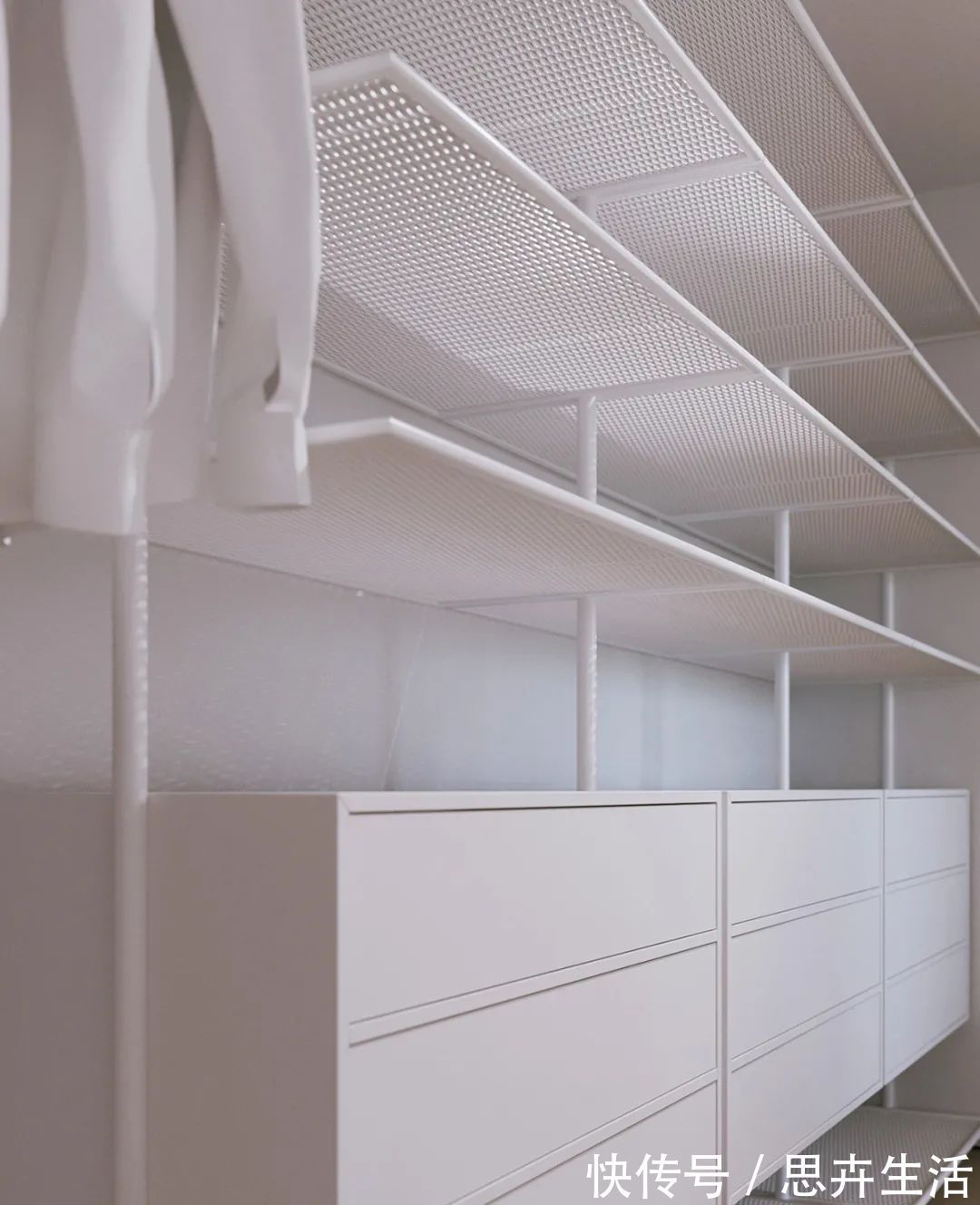 墙面|140㎡现代极简，大胆撞色设计，简约清新布置，年轻人的高级感