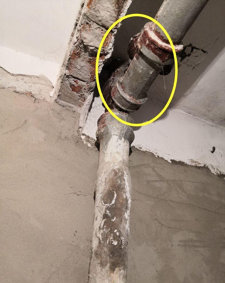 水管|放弃大平层选“老破小”,后悔了!铸铁下水管漏水,物业都不让改