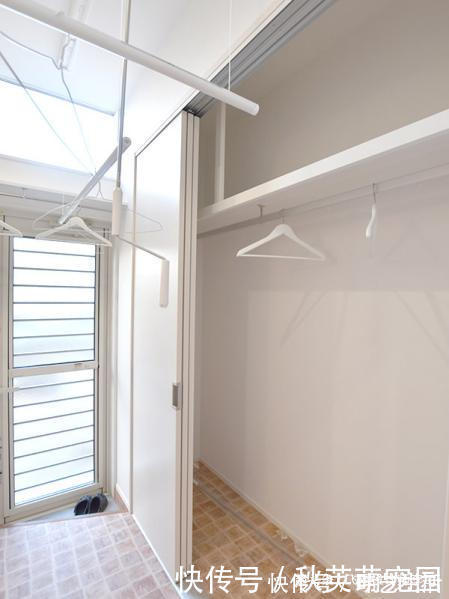 晾衣杆|国内阳台晒满衣服,家里来人太尴尬!不如学国外隔个洗衣房,好用