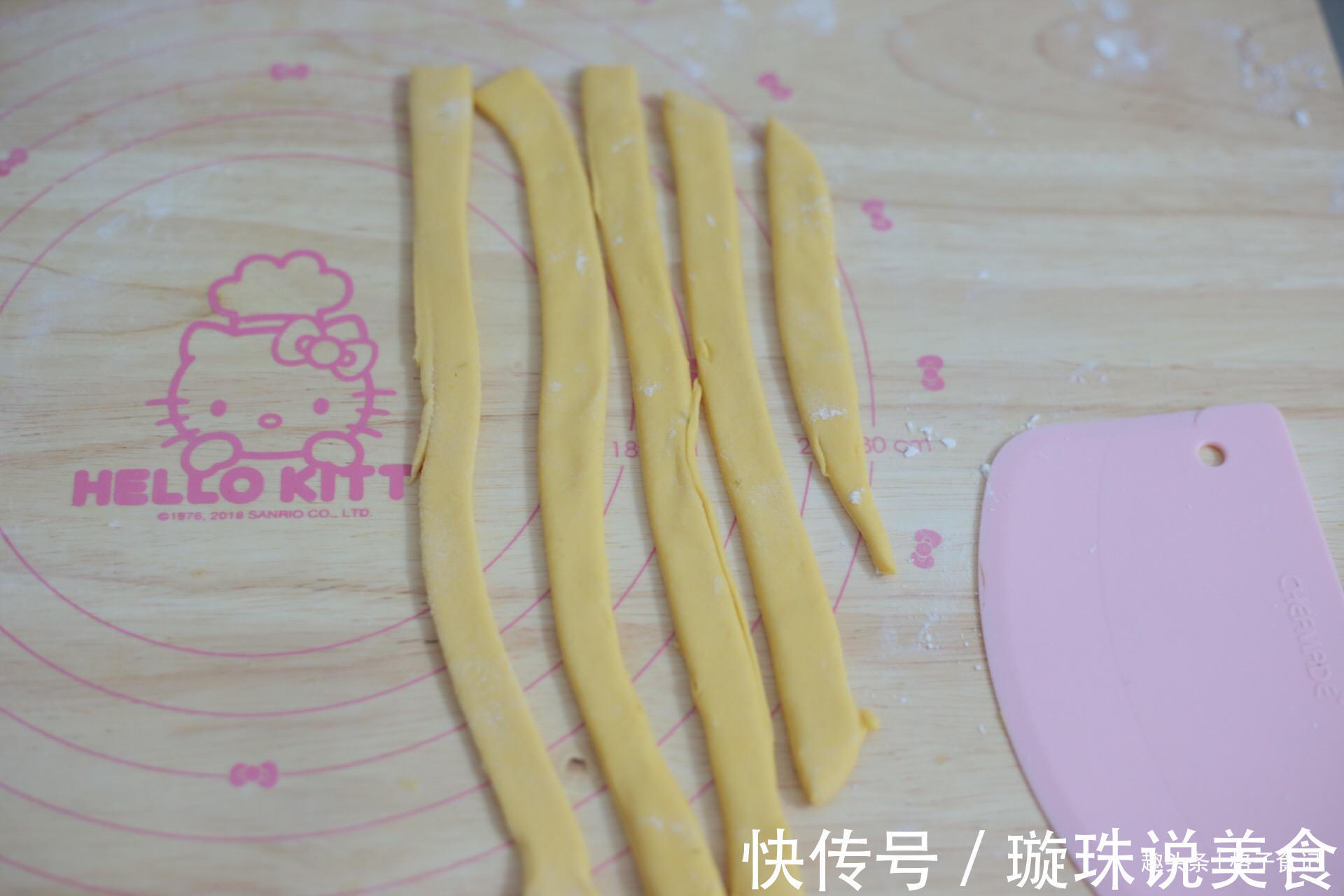 面粉里加点南瓜,不蒸不烤,出锅女儿抢着吃,太香了,好吃不上火