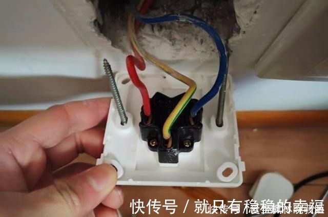 插座|刚入住插座就烧成碳了,只因装修时多说一句话,业主恨死电工了!