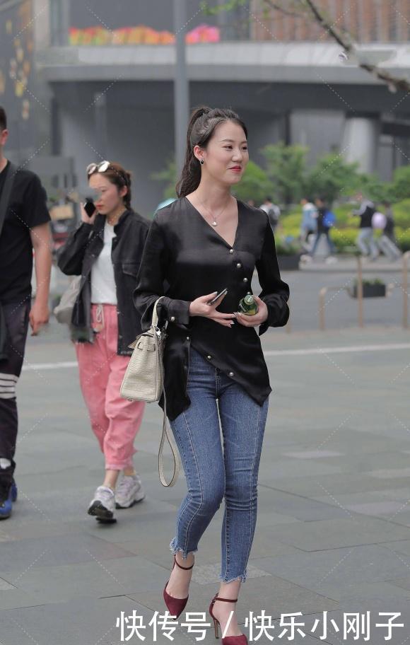 穿搭|个性女生就是美的有个性，绸缎面衬衫配修身牛仔裤，洋气又耐看