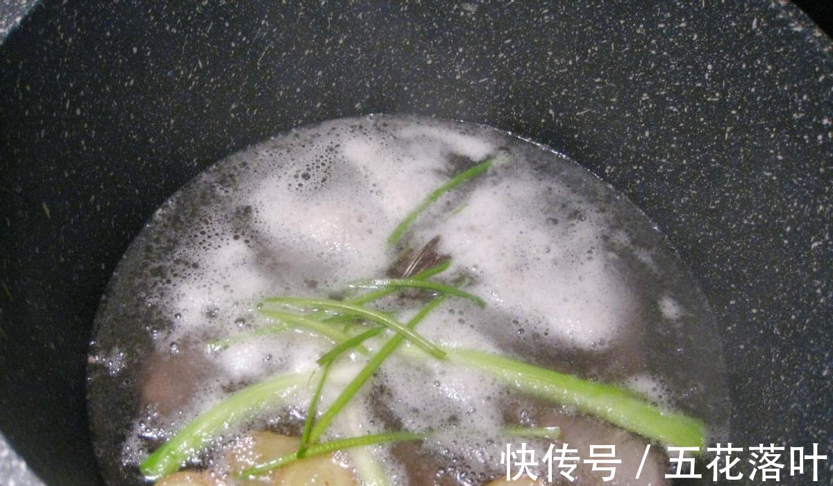 清炖羊肉，汤浓而鲜，肉烂不腻，秋冬进补还得吃羊肉！