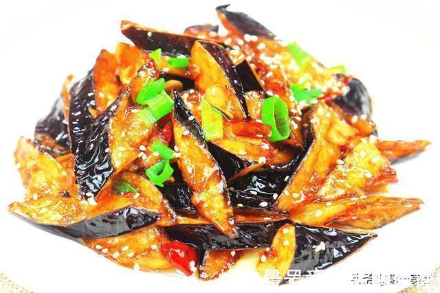炒茄子时,先放油就错了!饭店大厨教你1招,茄子不吸油不发黑