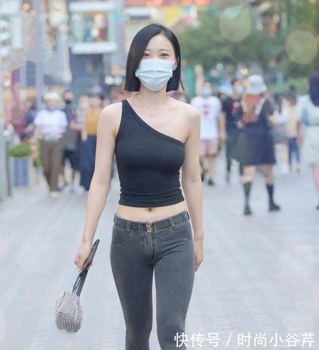 背心|露脐抹胸紧身衣+瘦腰牛仔裤,丹凤眼美女这样穿,展现女人魅力!