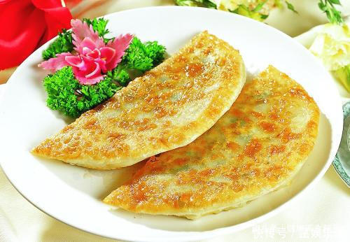 爱吃韭菜的收藏了,韭菜盒子皮薄馅大,外酥里嫩做法也很简单