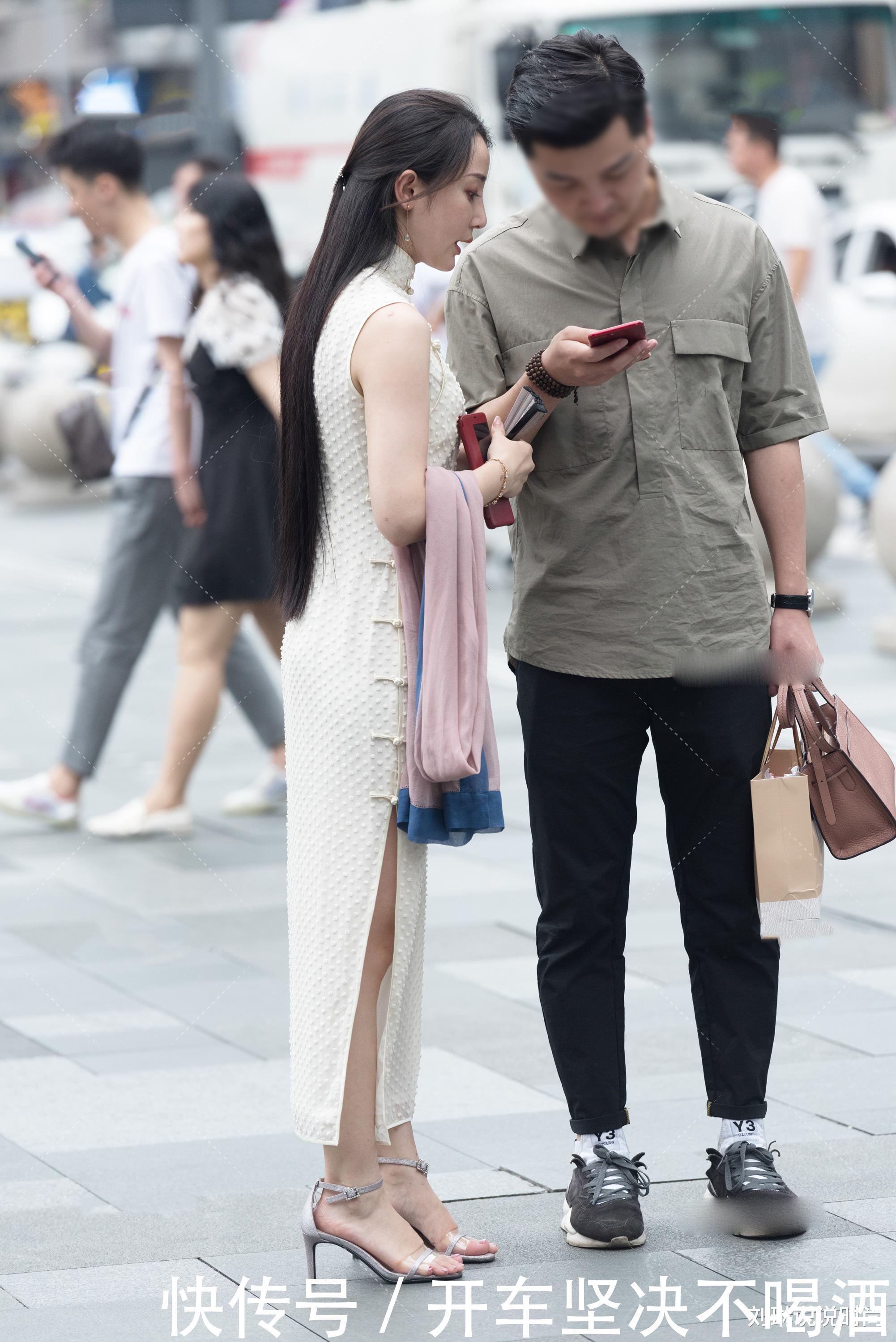 美女|“露肩”的米黄色旗袍展现古风美女的气质,亚麻材质让衣服更加有魅力